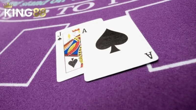 Át bích và J bích tạo thành tay bài 21 điểm trong Blackjack