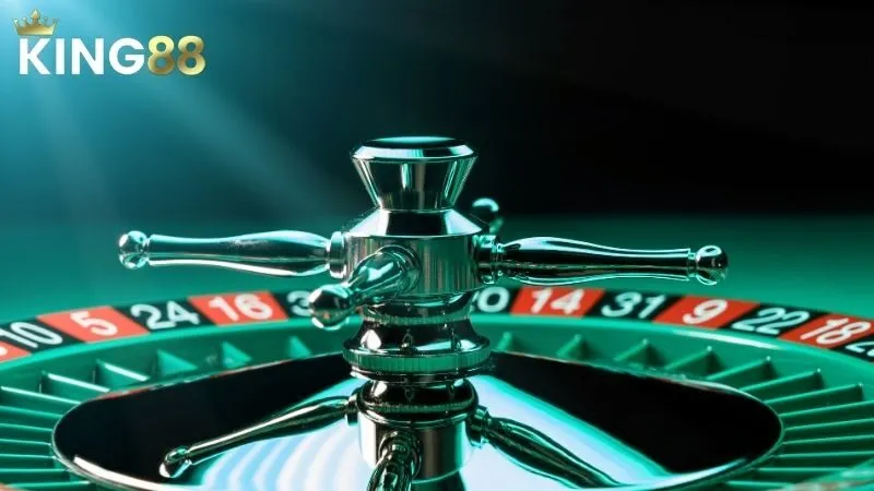Cận cảnh trục và dãy số đỏ đen trên vòng quay Roulette KING88